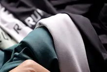 半ジップデザインの速乾ランニングTシャツ【通気性・長袖・アウトドア用】