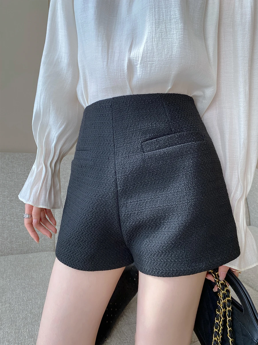 ショートパンツコーデでスタイルアップするには？黒のハイウエストショートパンツが解決する3つの理由