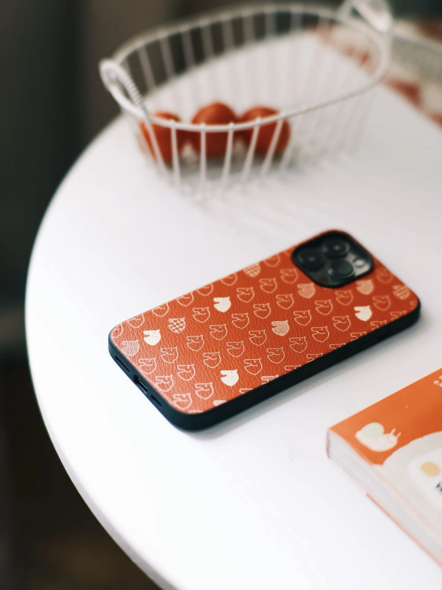 iPhone14に手帳型ケースをつけるとどうなるか？大人女性に人気の「本革手帳型ケース」が実は最強の選択肢！
