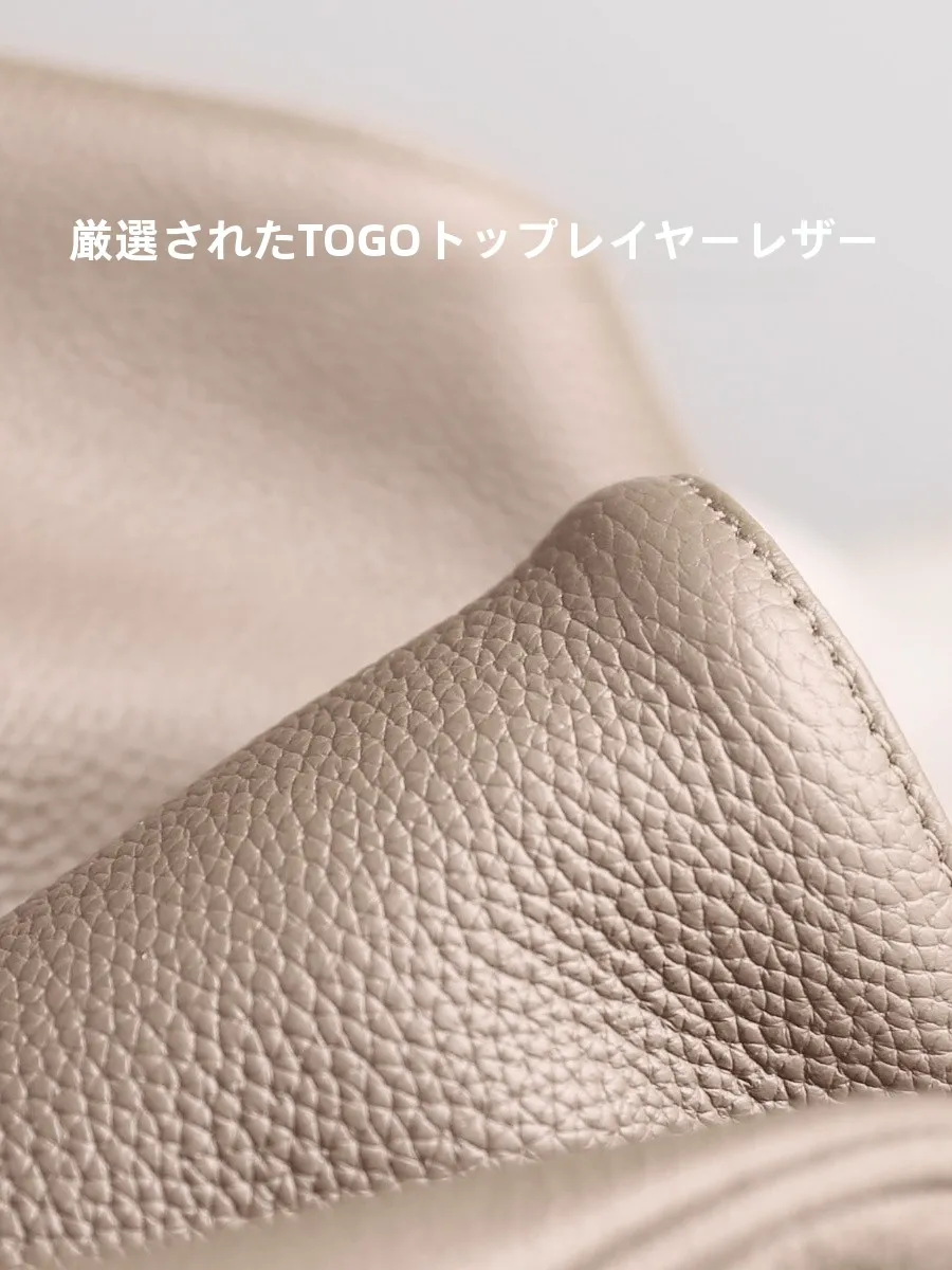 真皮製の小さなショルダーバッグ：カジュアル・斜め掛け対応の実用性とデザインのバランス