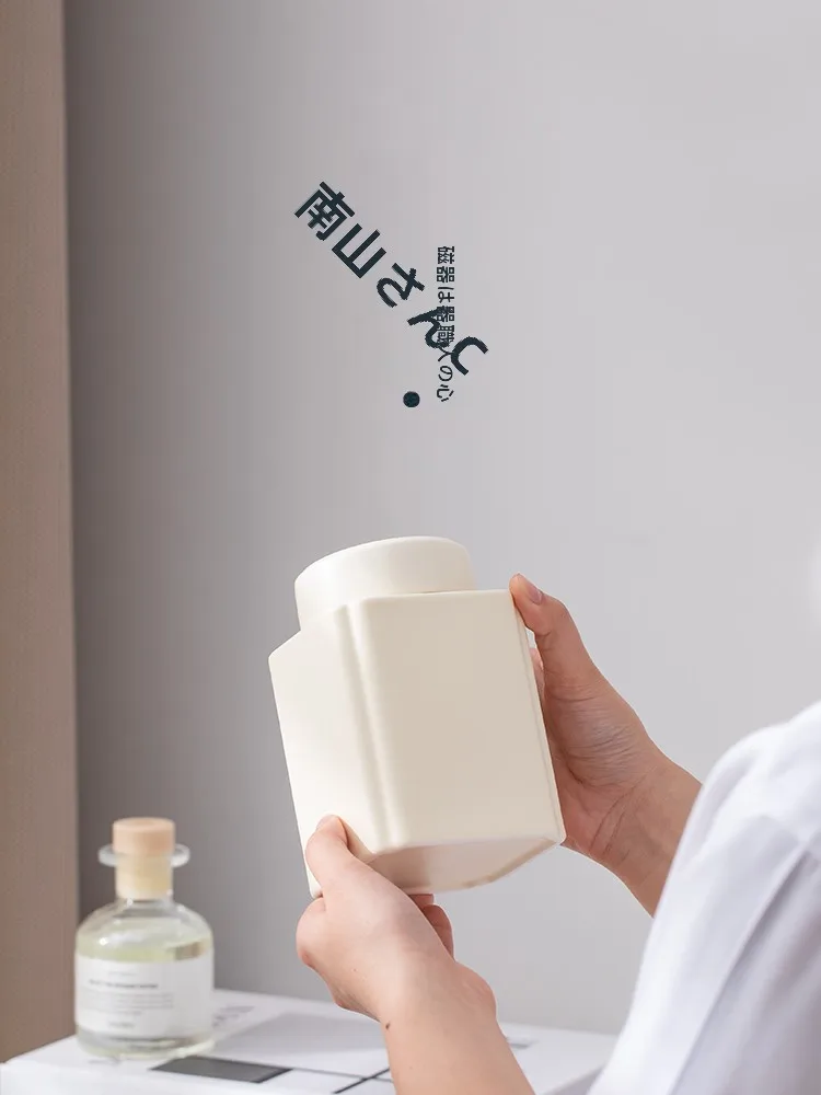 100均保存容器と比べて、陶製の茶葉保存容器は本当に価値があるのか？