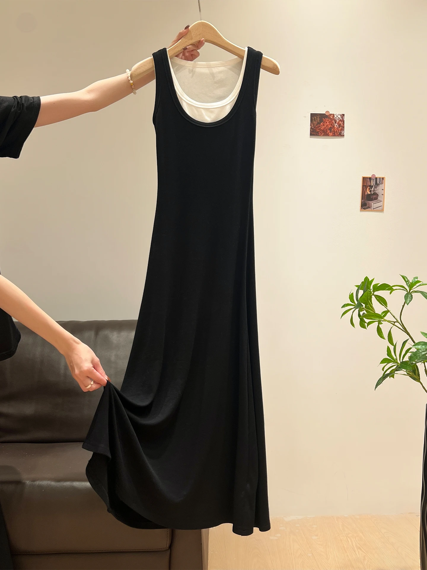 背中開きワンピースを選ぶべきタイミングは？PFVSの黒いノースリーブドレスが答えを教えてくれる
