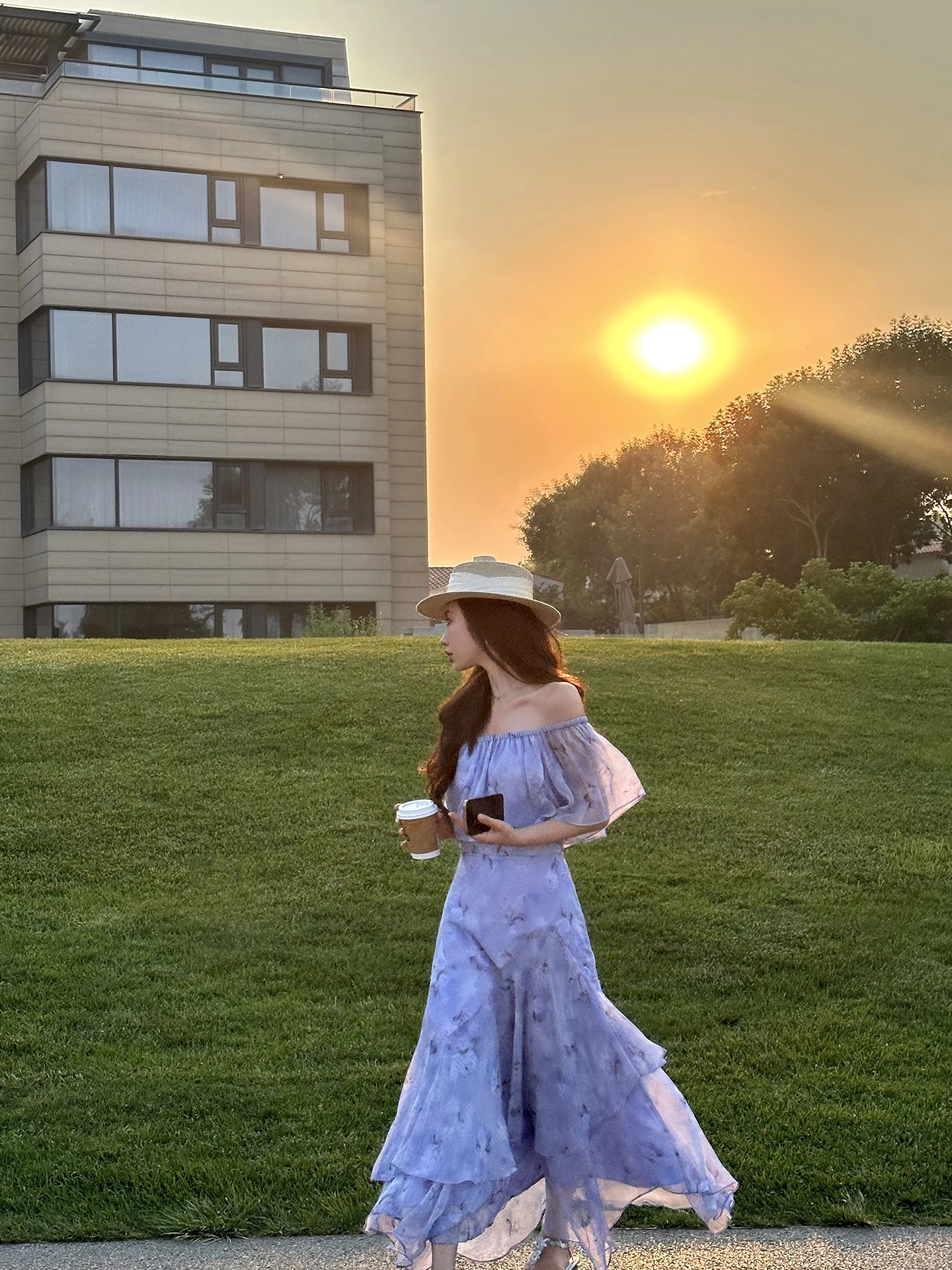 8月に着る服はどう選ぶ？紫のフラワープリントが夏の気分を救う理由