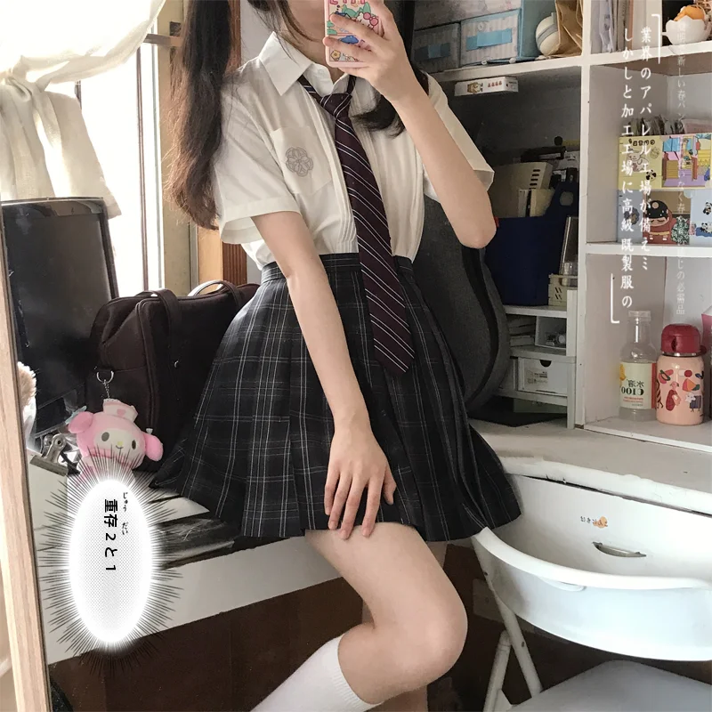 JKファッションで悩むなら、今季のトレンドは「チェック柄ハイウエストスカート」！どうやって選ぶ？