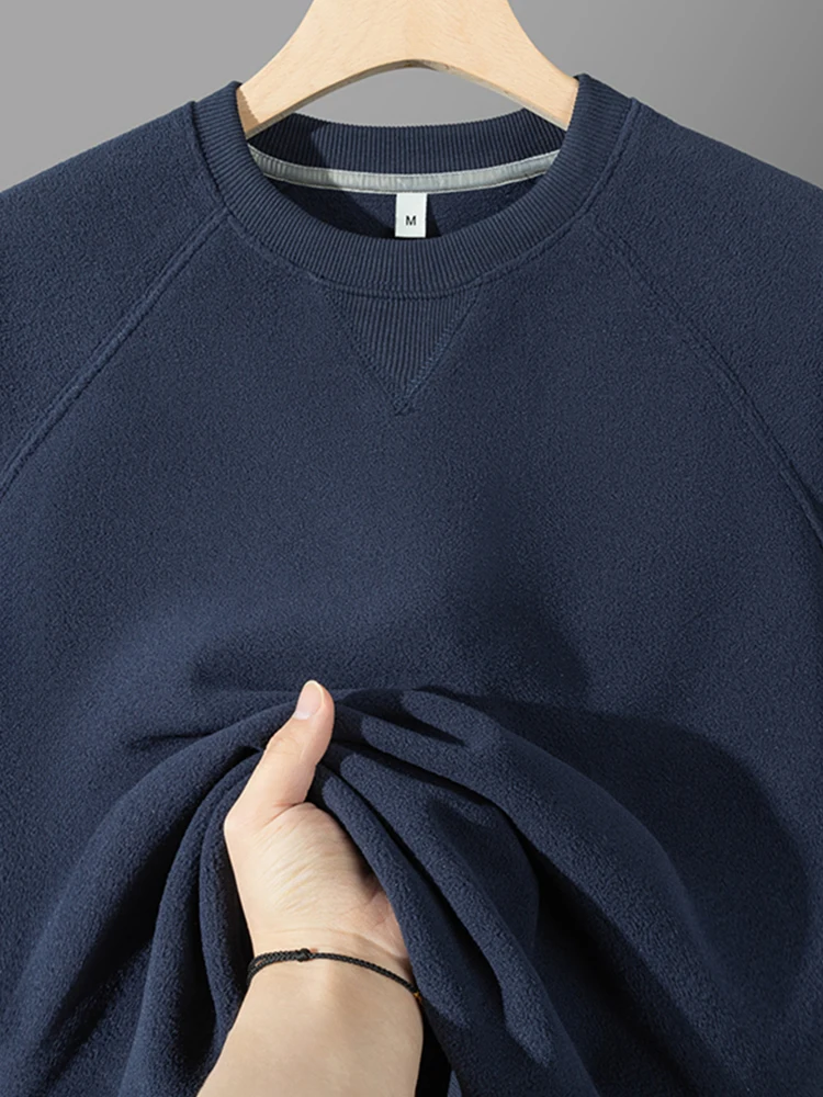 定番の藏青色フリーススウェットシャツ：おしゃれな冬用上下セットの実用性と着心地解析