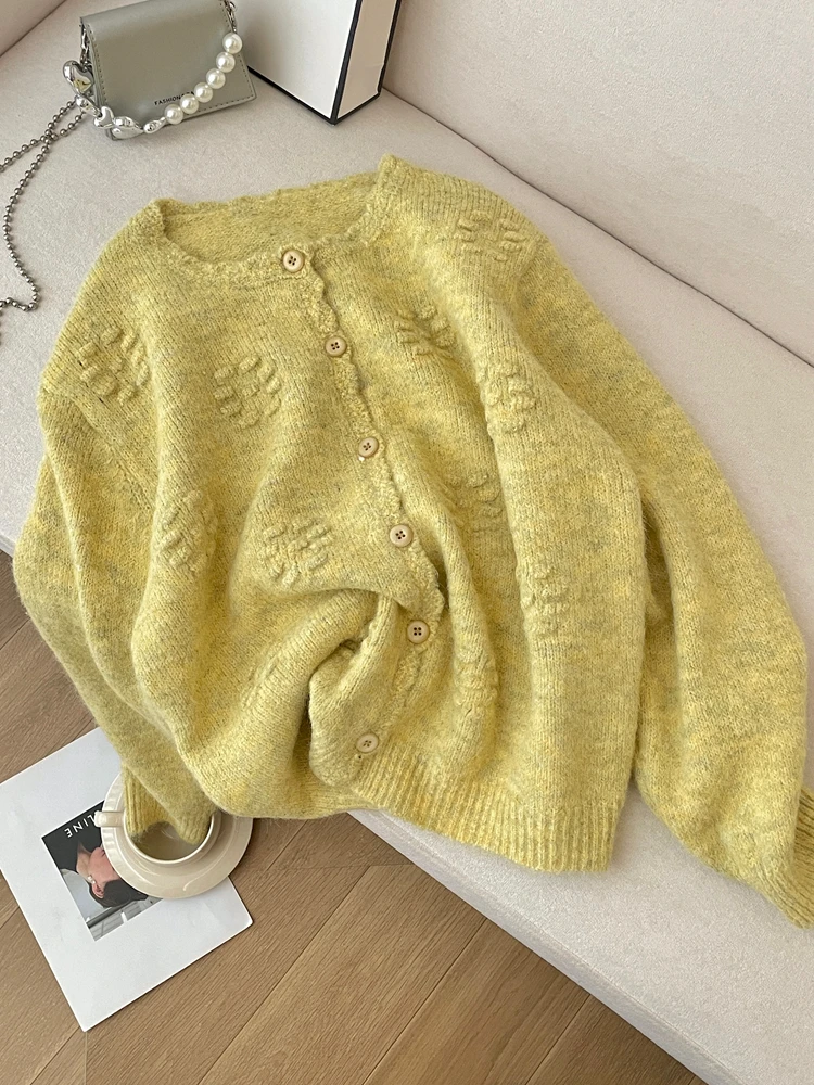 ゆったりとしたニットカーディガン【ハンド刺繍・ラウンドネック】：春の日常着としての実用性とデザインバランスを解説