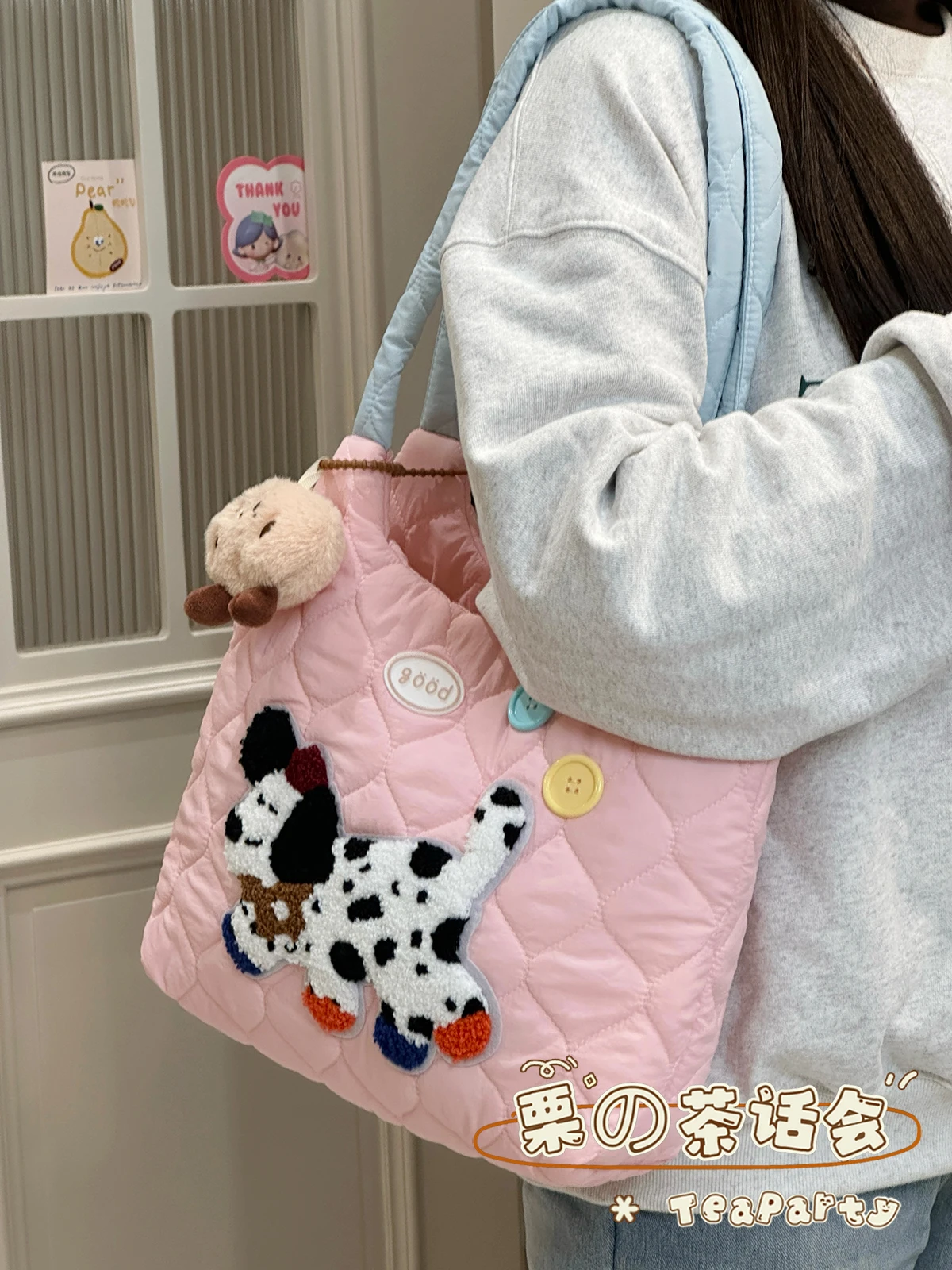 かわいいキャラクターのトートバッグ：高校生向け軽量旅行用の実用性とデザインバランス