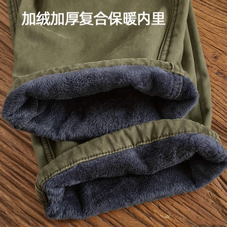 緑のパーカーに合うズボンは、冬の寒さをどうにかする「軍绿色の工装パンツ」？