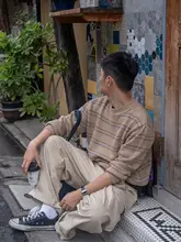 レトロなカラーストライプのルーズフィットクルーネックニット