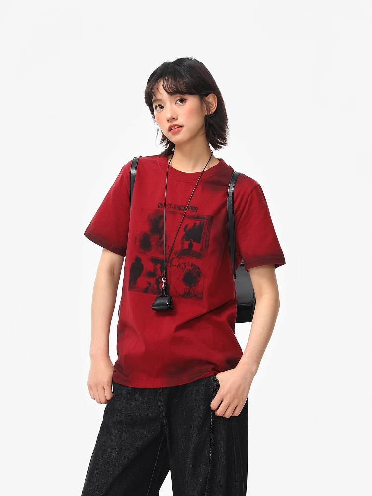 赤色プリントのショートスリーブTシャツ：ラウンドネックレディースのカジュアルスタイルとは