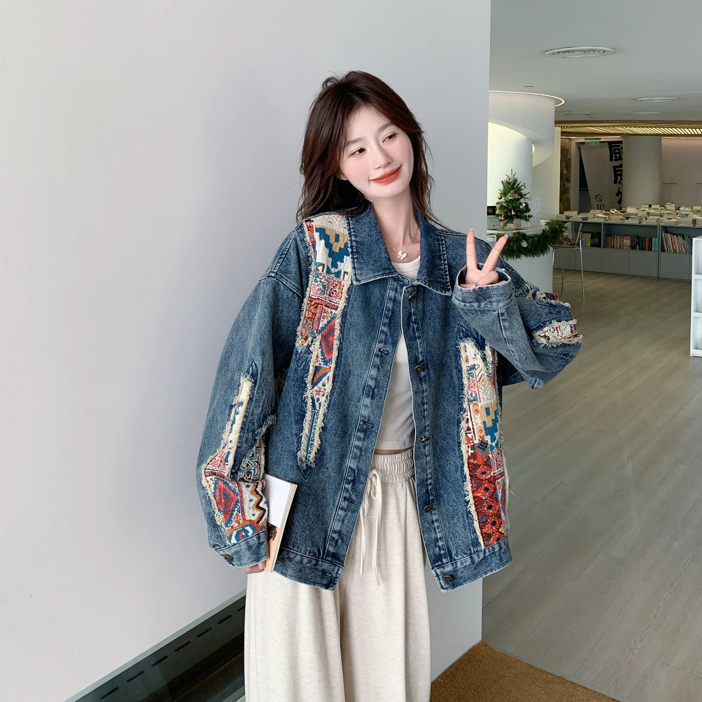 レトロデザインのデニムジャケット：女性向け春夏モデルの実用性と着こなしのポイント
