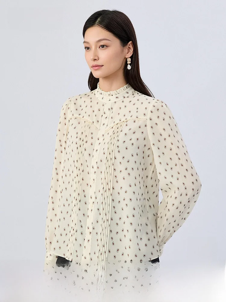 大人花柄ブラウスをどう選ぶ？通勤スタイルに合う「プリーツデザイン」の選び方を徹底解説
