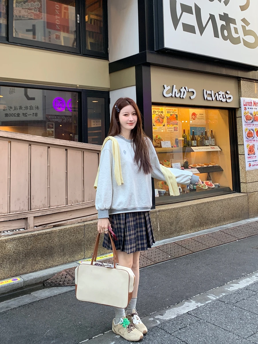 春の日にぴったりなパーカーとスカートのコーデは、どう選ぶ？