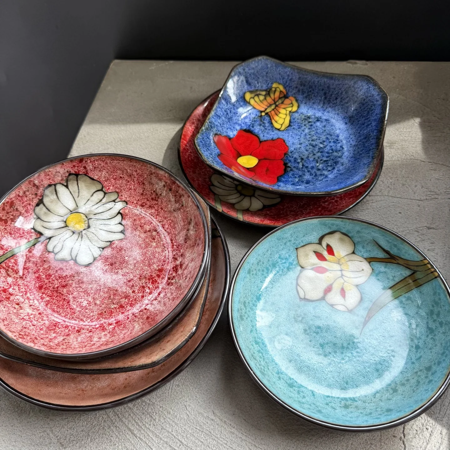バンブー 皿とは？和風平皿【陶器・窯変花模様・レストラン用】の実際の性能と使用シーン