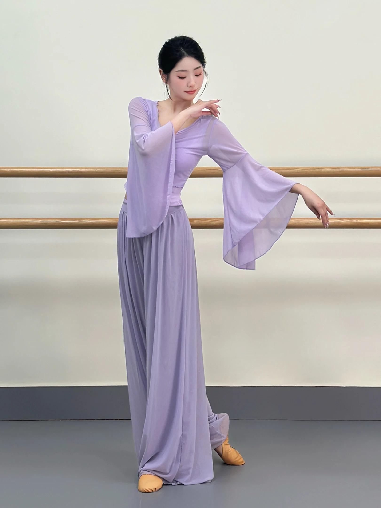女性用薄手紫色ダンスパンツ：クラシックコンサート50代向けの着用スタイルと選定基準