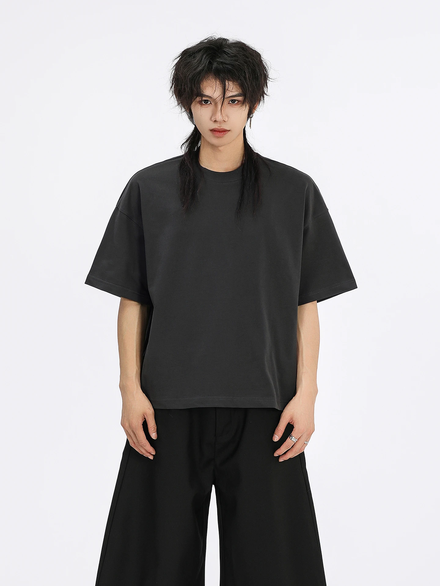 黒Tシャツで失敗する理由は？実は「シンプルすぎる」のが最大の間違い！