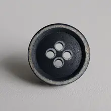 英国テキスタイルガーデン製ポリエステル仿木調ボタン【ネイビーブルー・直径15mm】