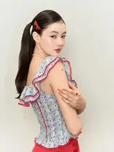 プリーツトップスと赤いスカートの可愛いコーディネート（セットアップ対応）