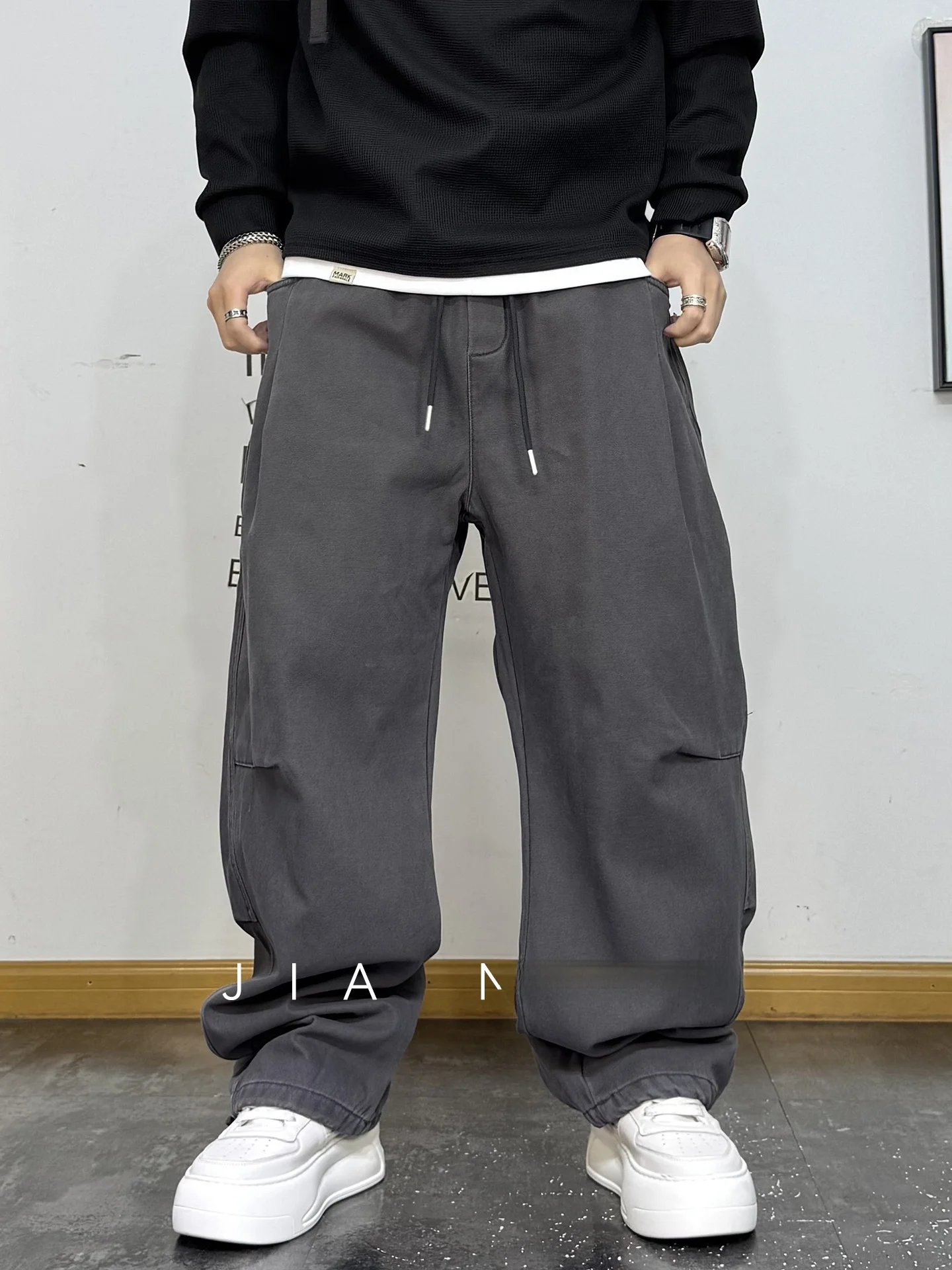 だぼっとしたズボンってどんなもの？ジャージみたいなズボンと違いはどこにあるの？