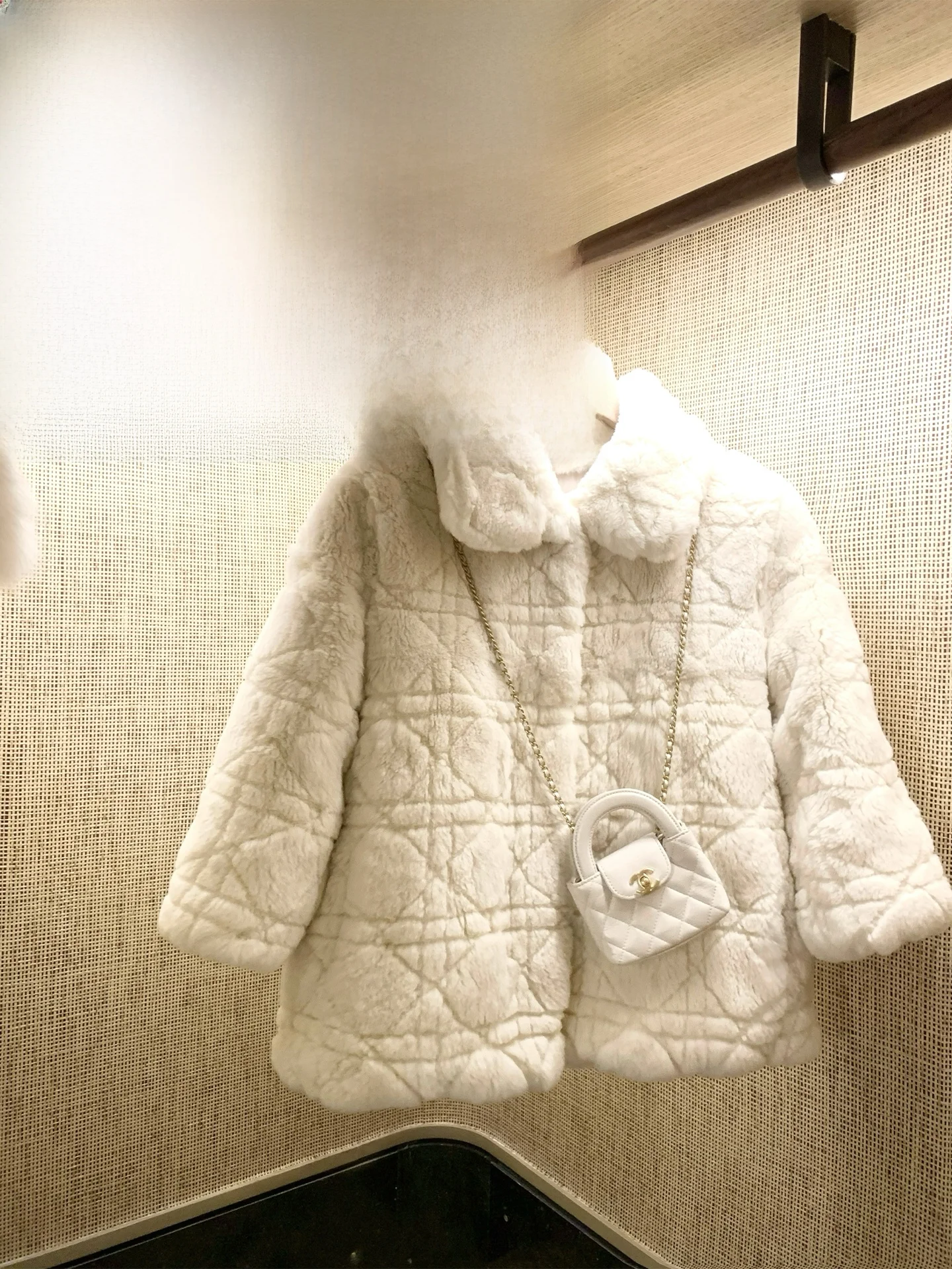 ファーカーディガンを買うなら、本当に必要なのは「温かさ」なのか？