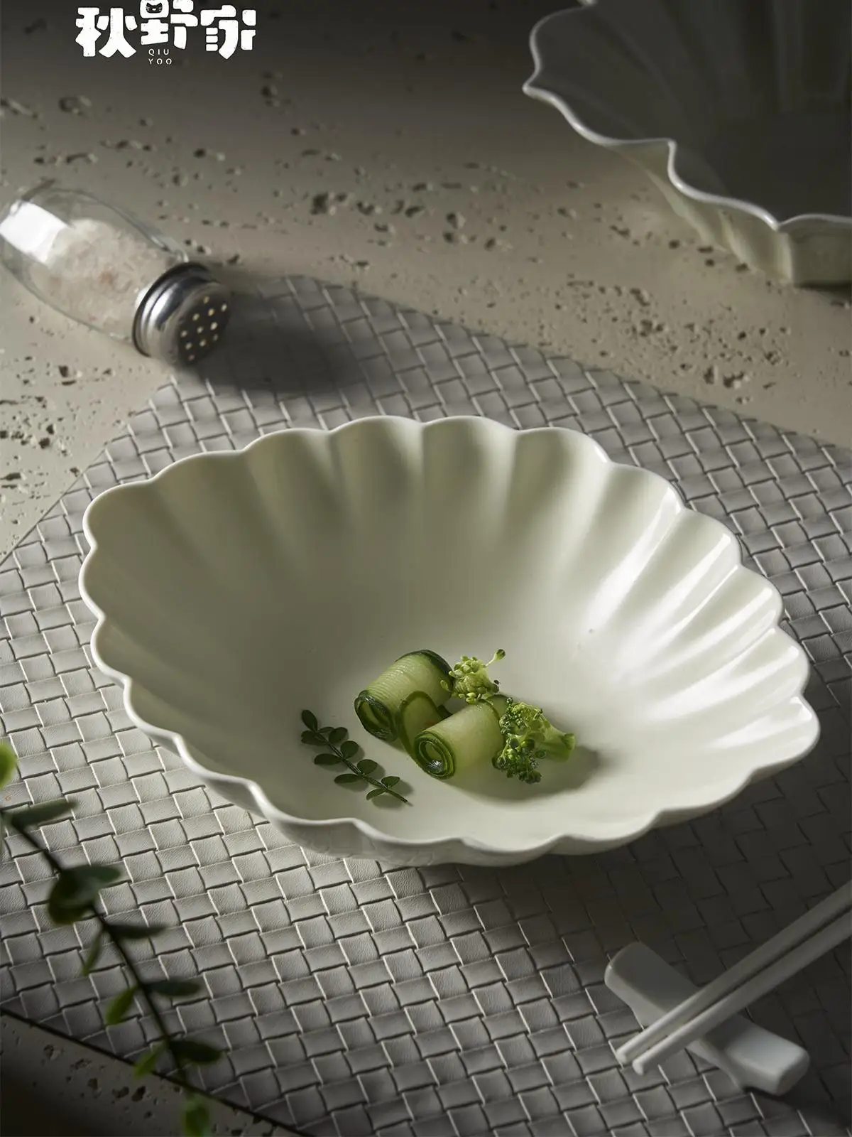 秋野家手作り陶器花弁型ディーププレート：シンプルデザインでサラダボウルをもっと楽しむ
