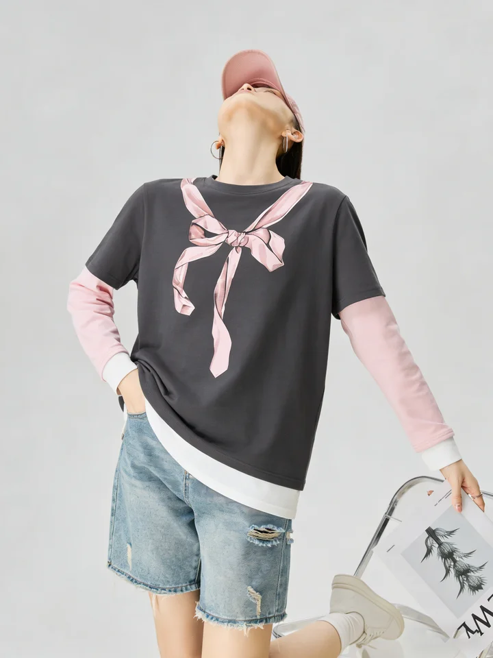 グレーとピンクのバイカラーリボンプリント長袖Tシャツ【デザイン性あり・スリムフィット】