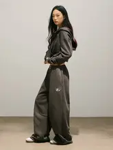 炭灰色のアメリカンスタイル刺繍入りカーディガンと運動用パンツ【極上の柔らかさ・フィット・カジュアル】（セットアップ対応）