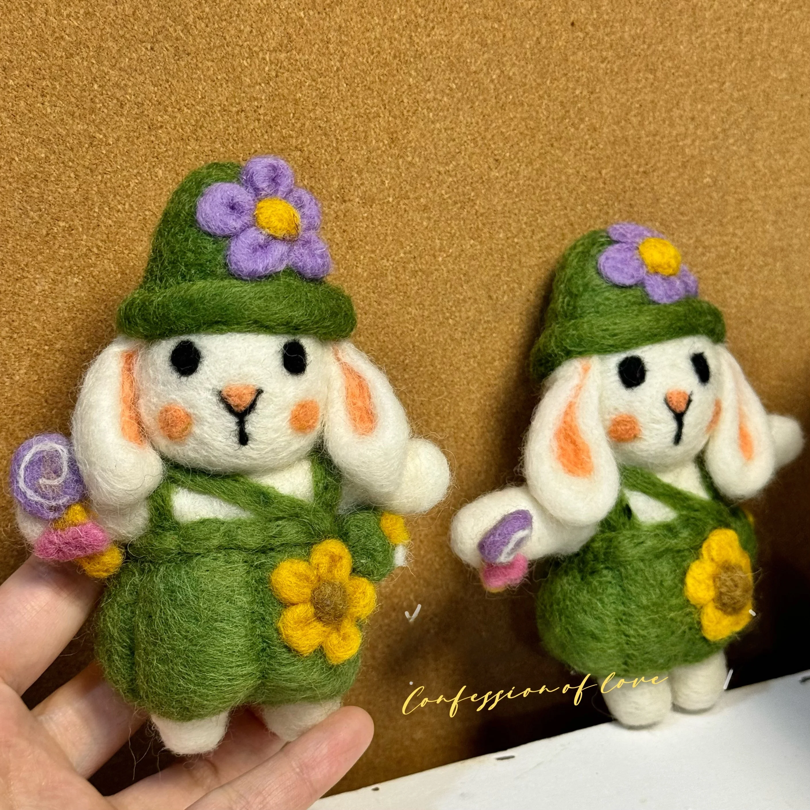 手作りのウールフェルトキーホルダー：かわいい緑のうさぎデザインが注目される理由