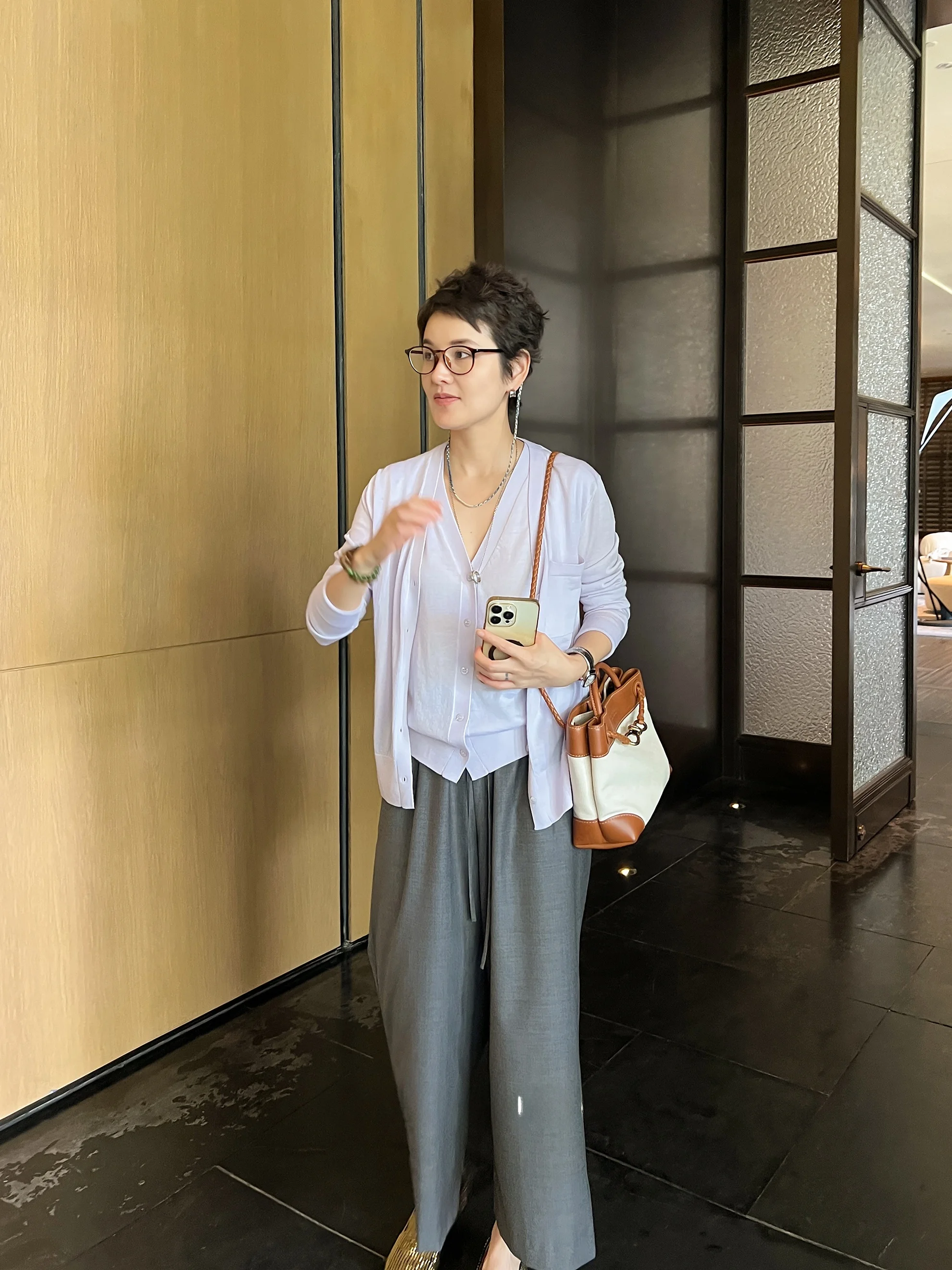 40代の女性が「通勤の疲れ」から解放される、1着で完結するスタイルは？