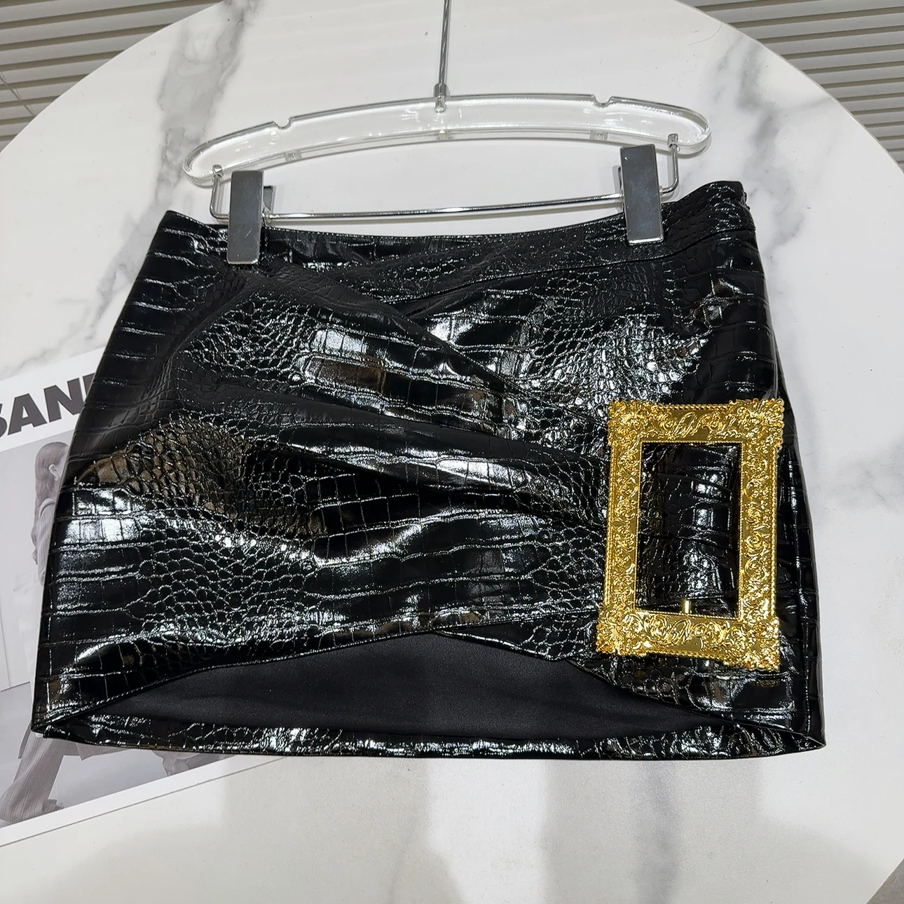 金属ボタン付きクロコダイル風グロス仕上げミニスカート：セクシーなボディコンスタイルの実用性と適用シーン