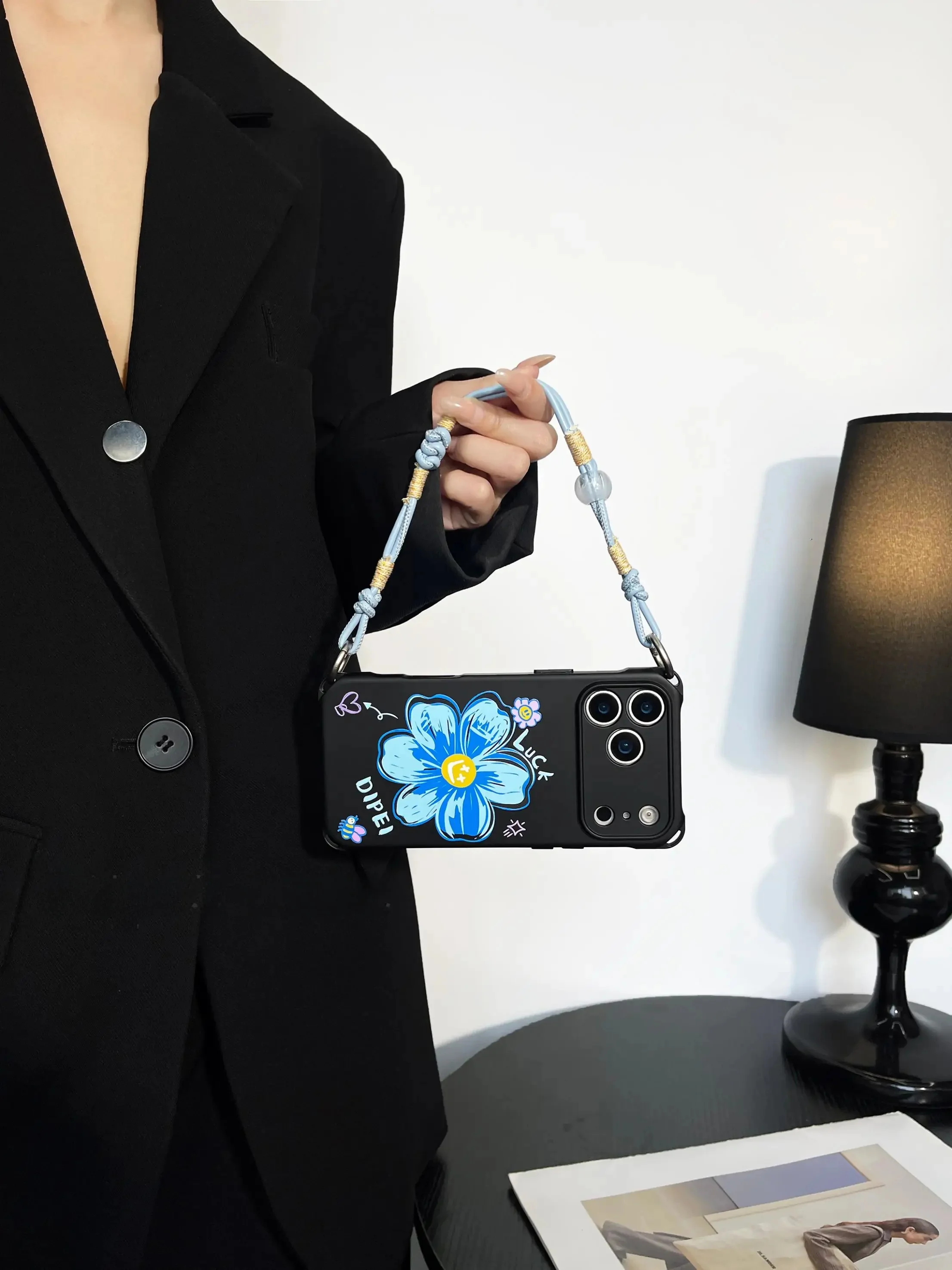 スマホケース ストラップホール は絶対に必要ですか？女性が選ぶ「ショルダーストラップ付き」のリアルな使い勝手とは