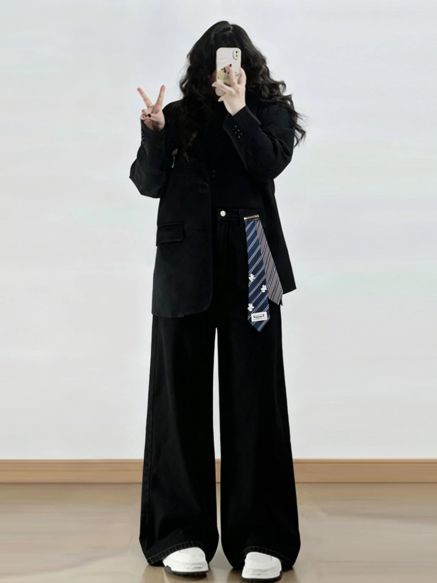 黒いデニムパンツの服合わせ：韓国風ワイドレッグが四季をカバーする実用性