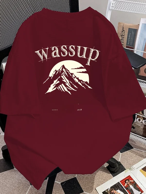 オーバーサイズのクルーネックTシャツは、どんな場面で着るの？