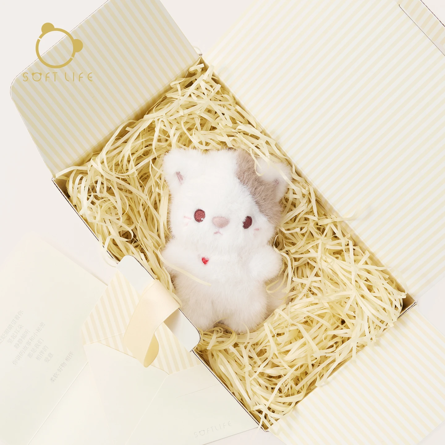 猫のぬいぐるみ キーホルダー：おしゃれなバッグチャームとしての実用性とプレゼント価値