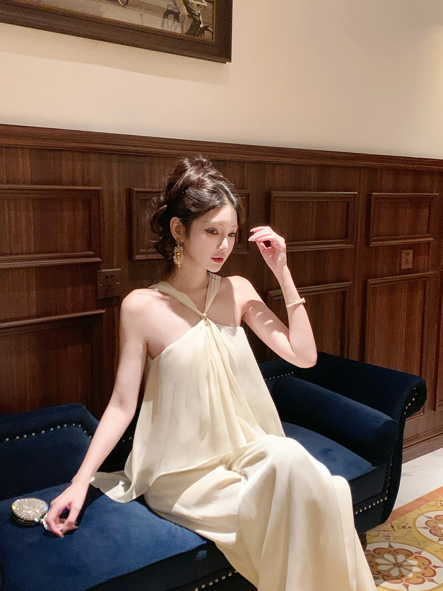 星海老钱風の光沢感ある不規則なハーフネックトップスとワイドパンツ（セットアップ対応）：2026年夏の女性ファッショントレンドに最適な定番アイテム