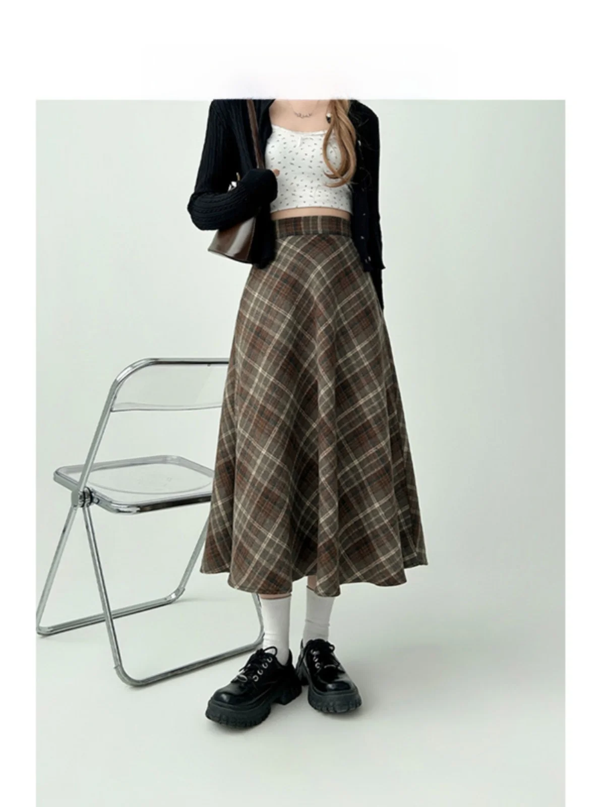大人可愛い服 40代コーデの秘密：カフェ色チェックスカートで自然な可愛さを実現