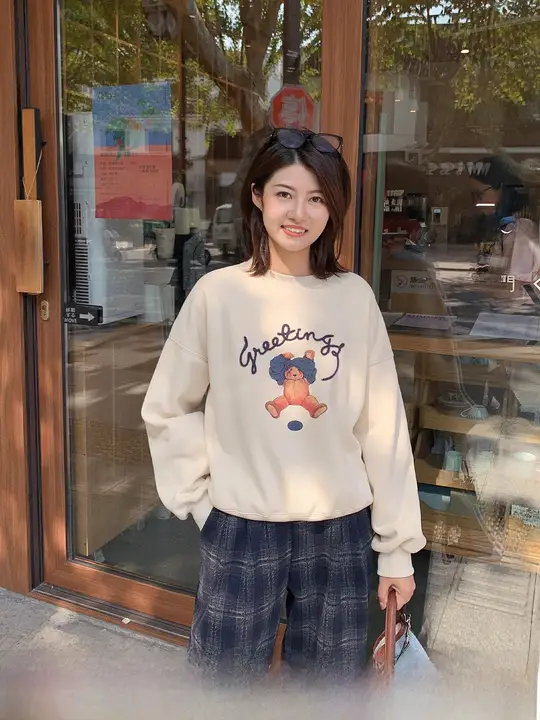 可愛いクマプリントの裏起毛プルオーバー【冬用・ルーズフィット】