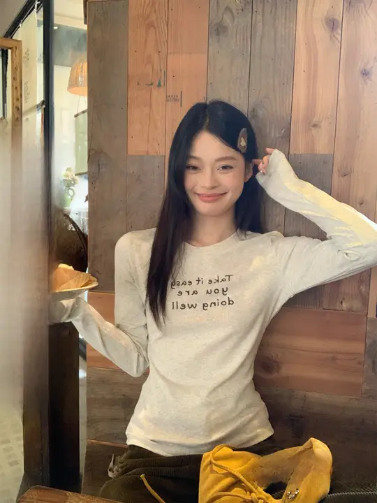 春にぴったり！グレーの花柄プリントラウンドネック長袖Tシャツ【体にフィットするデザイン】