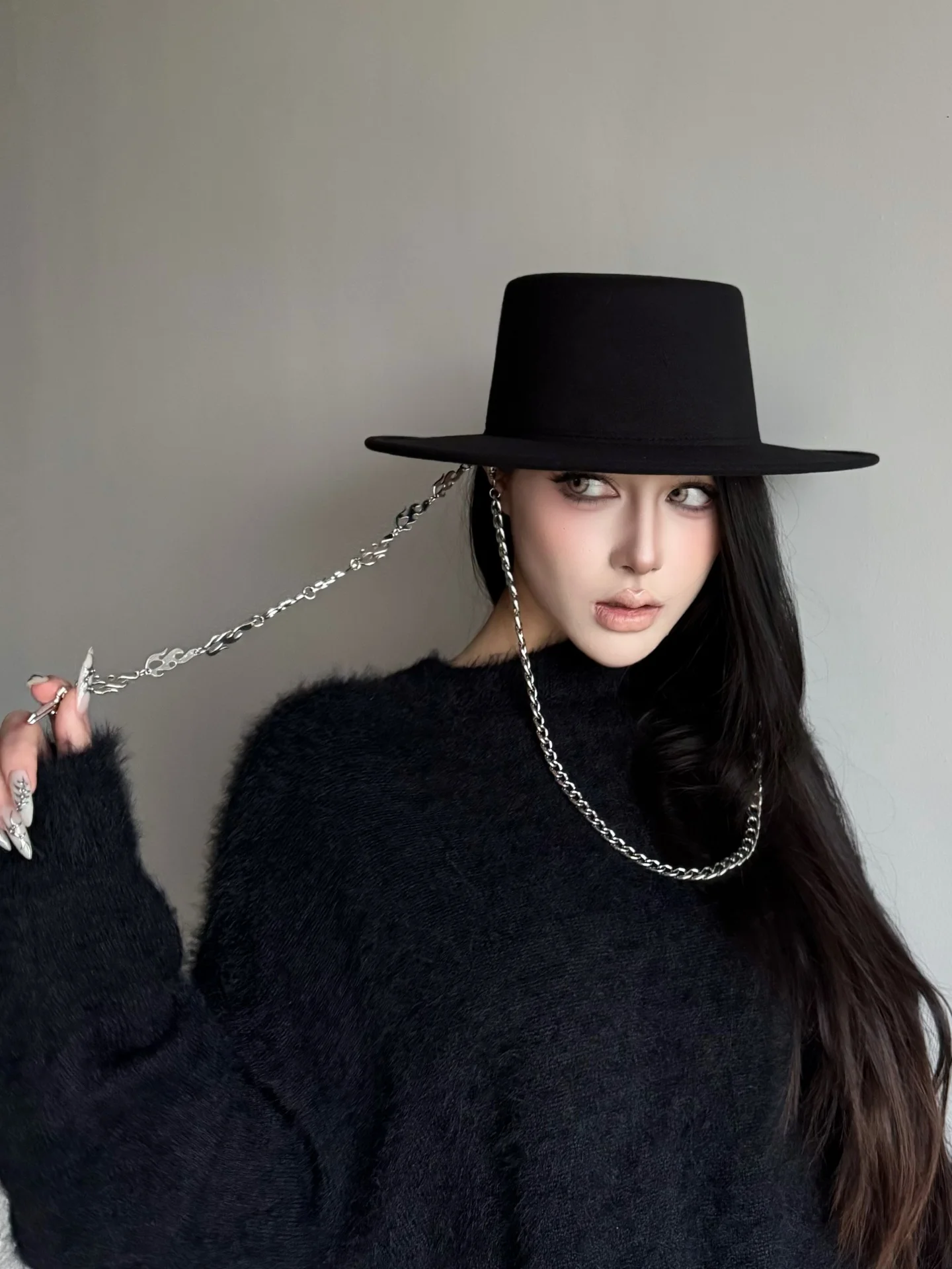 顔でかい 帽子 って どんなスタイル？ゴシック風の大帽子が、中年女性の秋のファッションを救う理由
