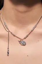 流麗なデザインの流し飾りネックレス【軽やかでスタイリッシュ・女性用・チョーカーチェーン】