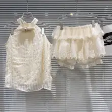 甘美な印象のリボン付きハーフネックトップスとパンツスカートのコーディネート（セットアップ対応）