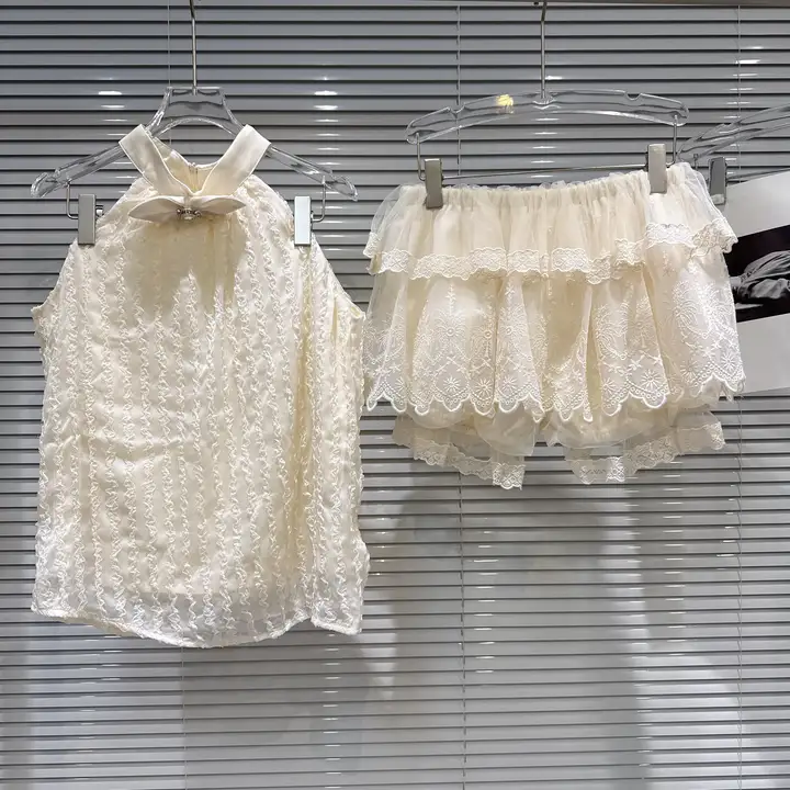 甘美な印象のリボン付きハーフネックトップスとパンツスカートのコーディネート（セットアップ対応）