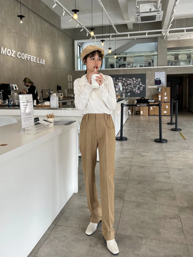 カーゴパンツ コーデ レディース 完全ガイド｜猫鏡デザインが心を落ち着かせる通勤スタイル