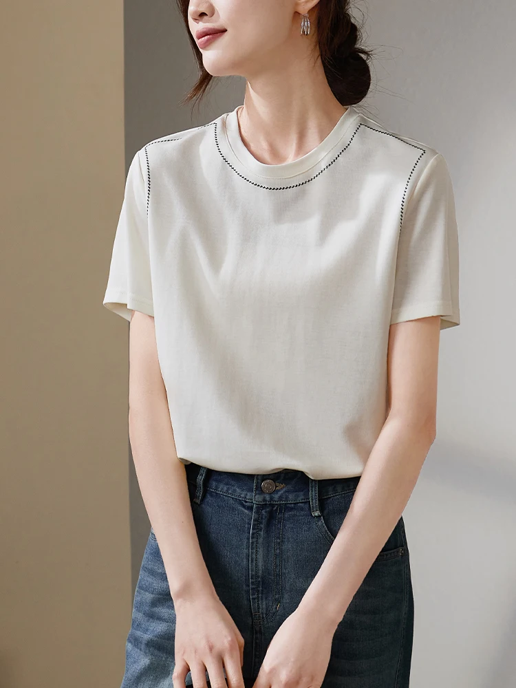 デザイン性が光る！コントラストカラーのラウンドネック半袖Tシャツで構築する春夏季のカジュアルコーデ