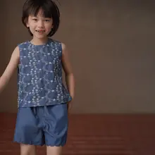 薄手のブルー刺繍タンクトップとショートパンツの女児用夏服（セットアップ対応）