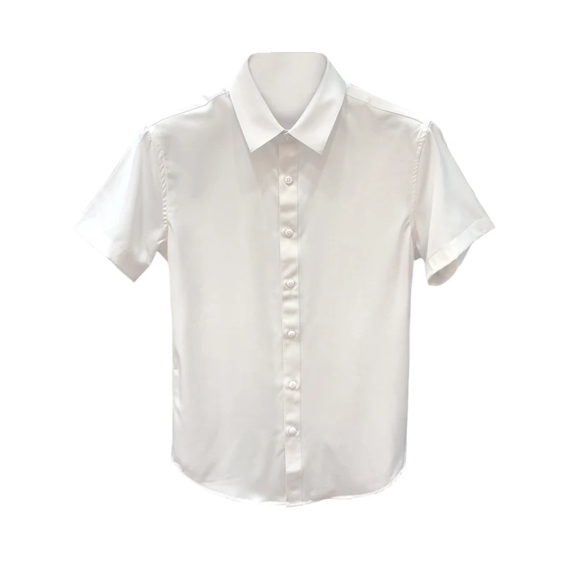 滑らかな素材のホワイトショートスリーブシャツ：メンズカジュアルシーンでの実用性と機能性