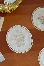 フレンチスタイルのレース刺繍付きチューリップと鈴蘭のコースター【高級布製・テーブルデコレーション・熱遮断】