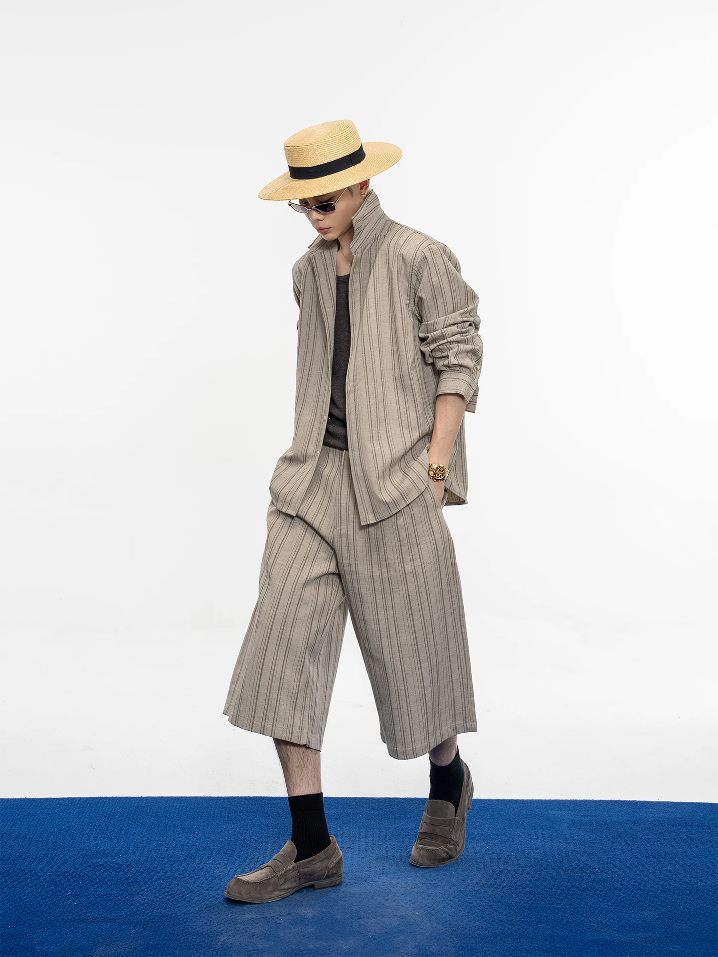 かっこいい私服を着るには？ストライプシャツとワイドパンツのセットが解決するリアルな選び方