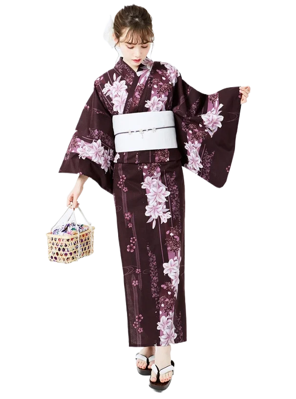 伝統的な和風デザインの浴衣は後ろ姿にも優れたバランスを実現