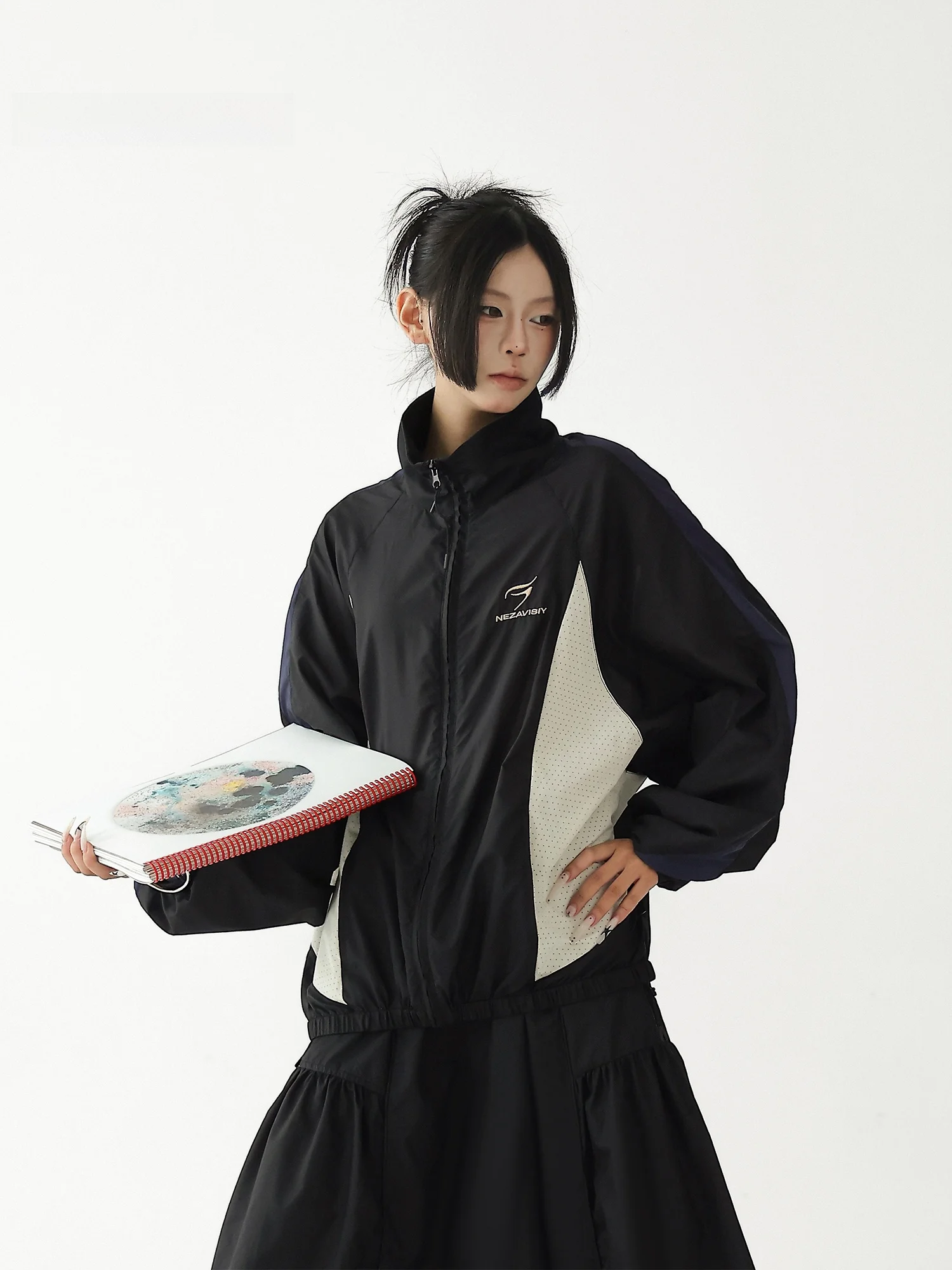 NEZAVISIY ブラックジャケットとブラックスカートセット：高級スポーツウェアの夏季実用性と素材特性